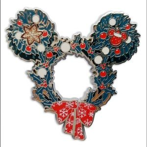 NWT Mickey Mouse Holiday Wreath Pin